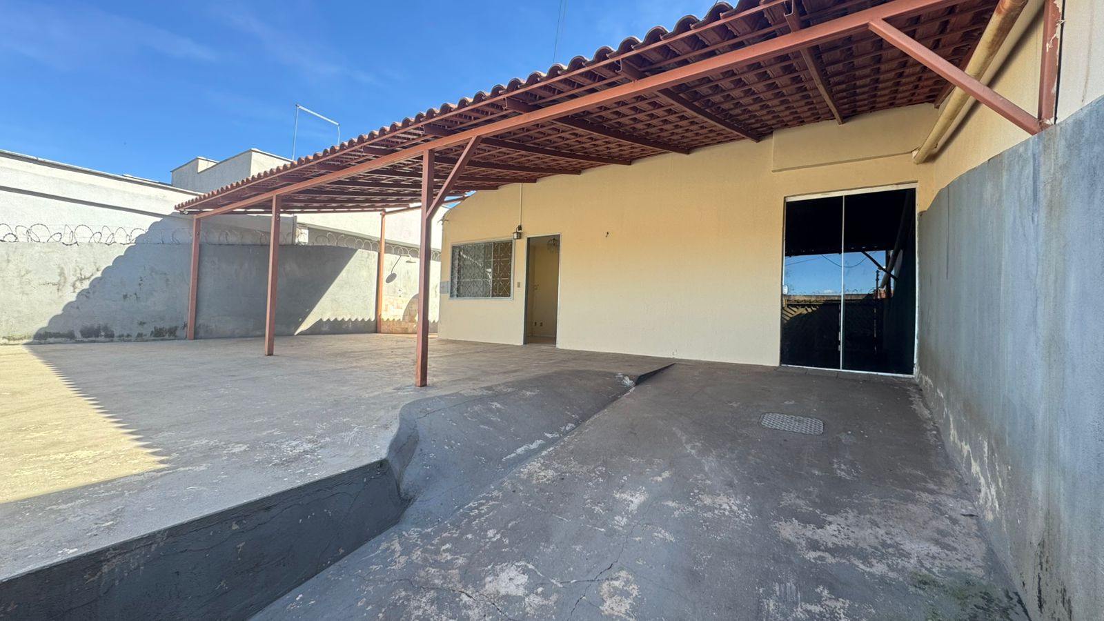 Casa térrea com piscina